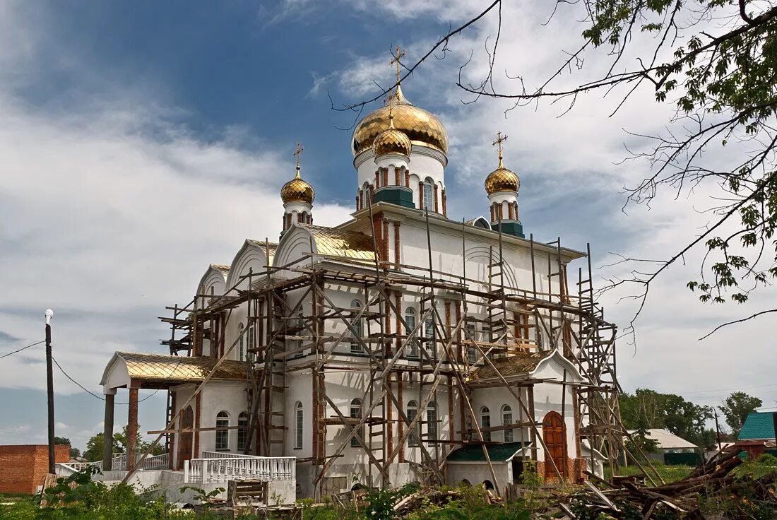 Церковь троицы живоначальной, оренбург. Храм святой троицы бугуруслан фото. Собор троицы живоначальной бугуруслан. Храм святой троицы бугуруслан. Собор святой троицы бугуруслан.