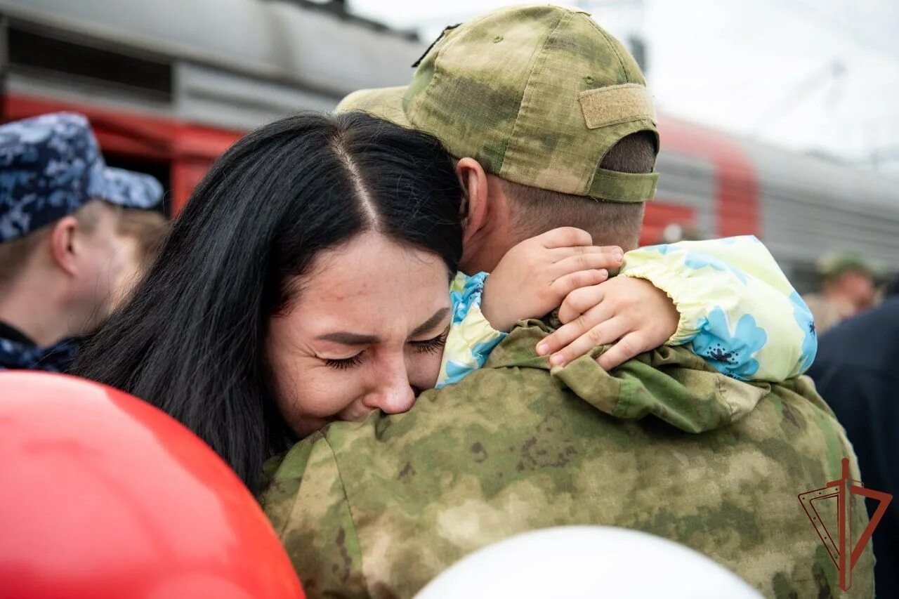 Встреча военных. Солдаты вернулись домой из Украины. Семья военнослужащего. Российский солдат вернулся домой. Поддержка операции в украине