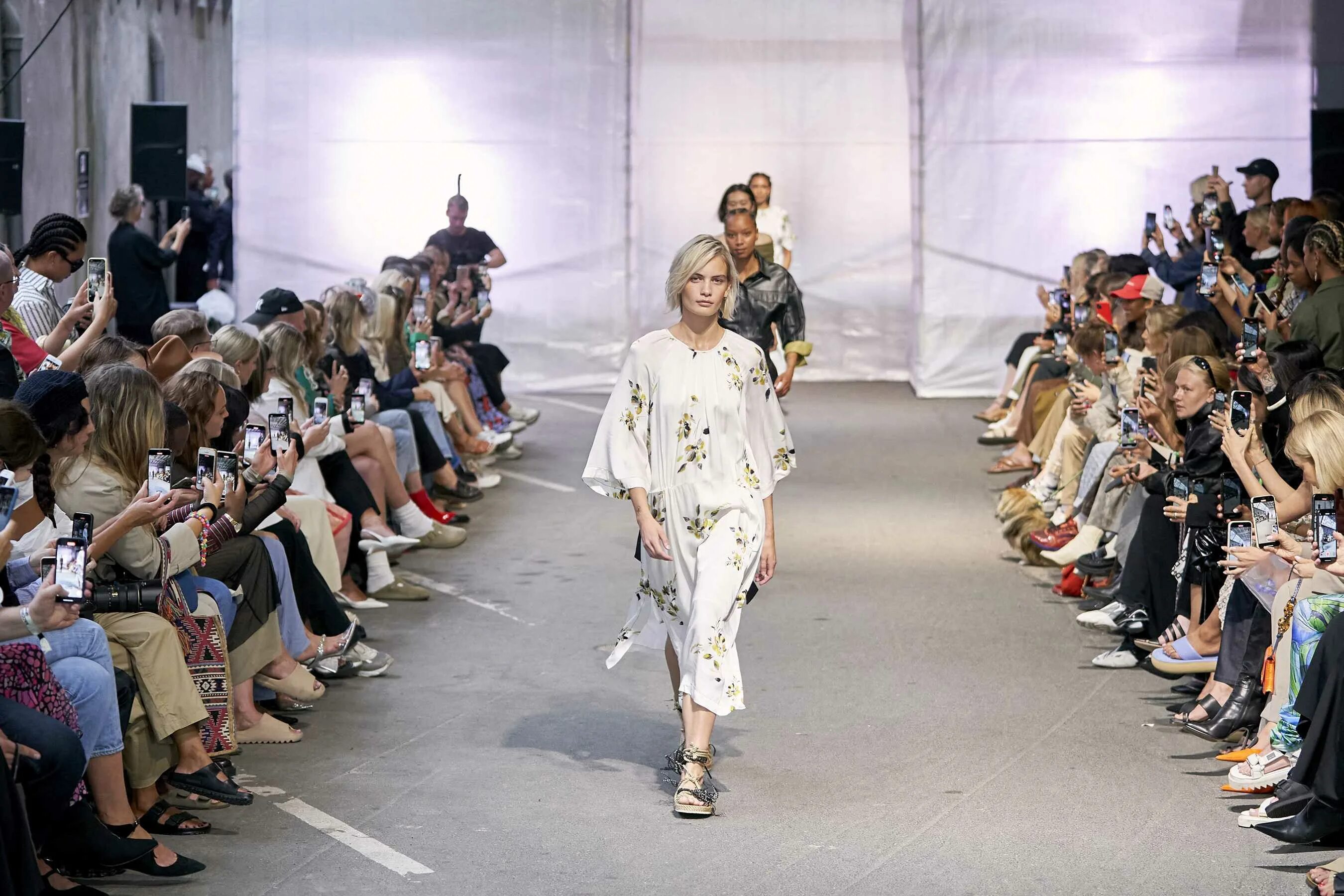 Лучший мод 2025. Показ мод в париже 2025. мода париж catwalk. показ мод во франции 2025.