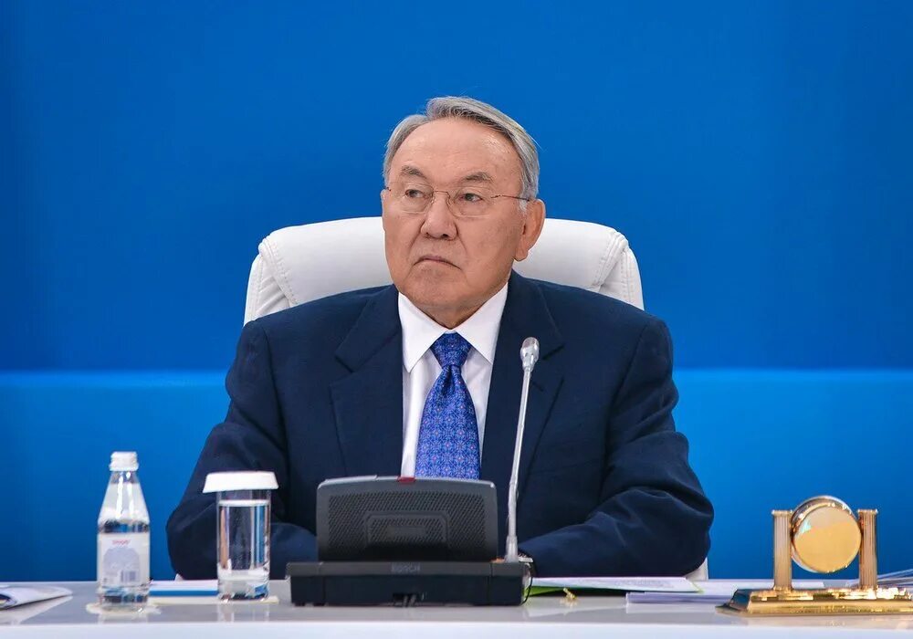 Назарбаев в магазине. Нурсултан абишевич назарбаев фото. Нурсултан абишевич назарбаев в молодости. Назарбаев в магазине. Нурсултан назарбаев таианчтан.