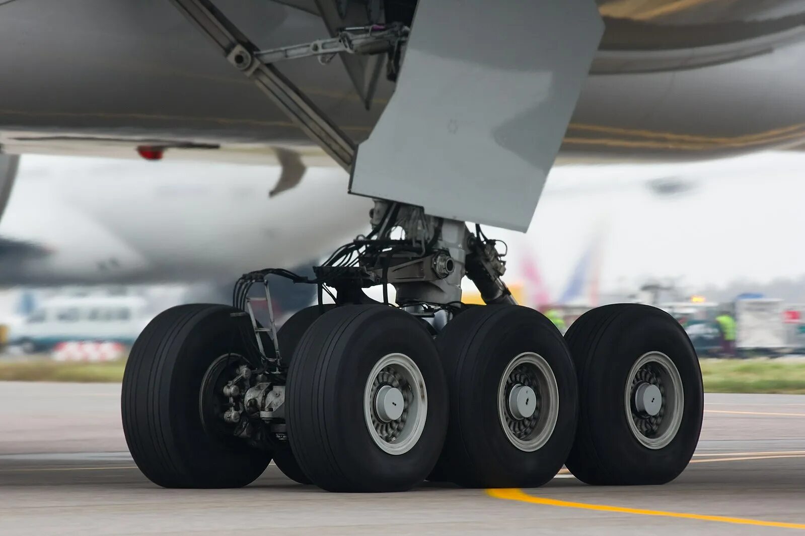 Работа шасси. Шасси боинг 777. шасси самолета боинг 777. боинг 787 шасси. boeing 777-300er шасси.