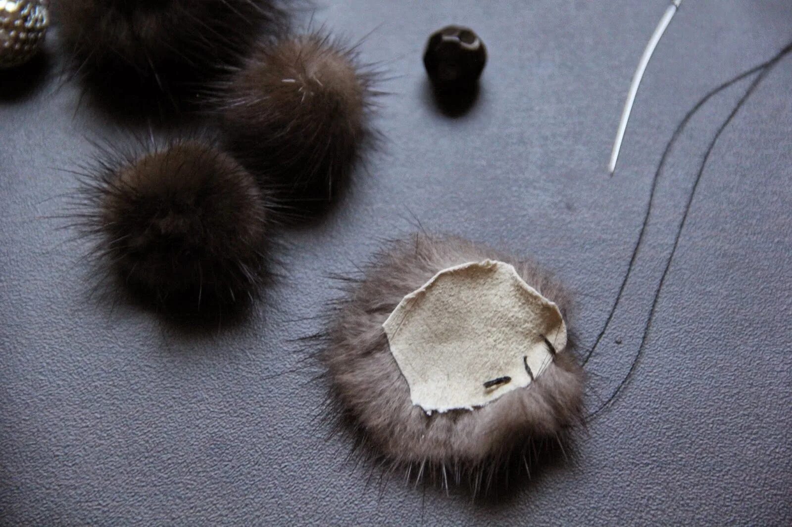 украшения из норки. меховые цветы. цветы из меха и кожи. что можно сделать из меха своими руками. украшения из кожи и меха.