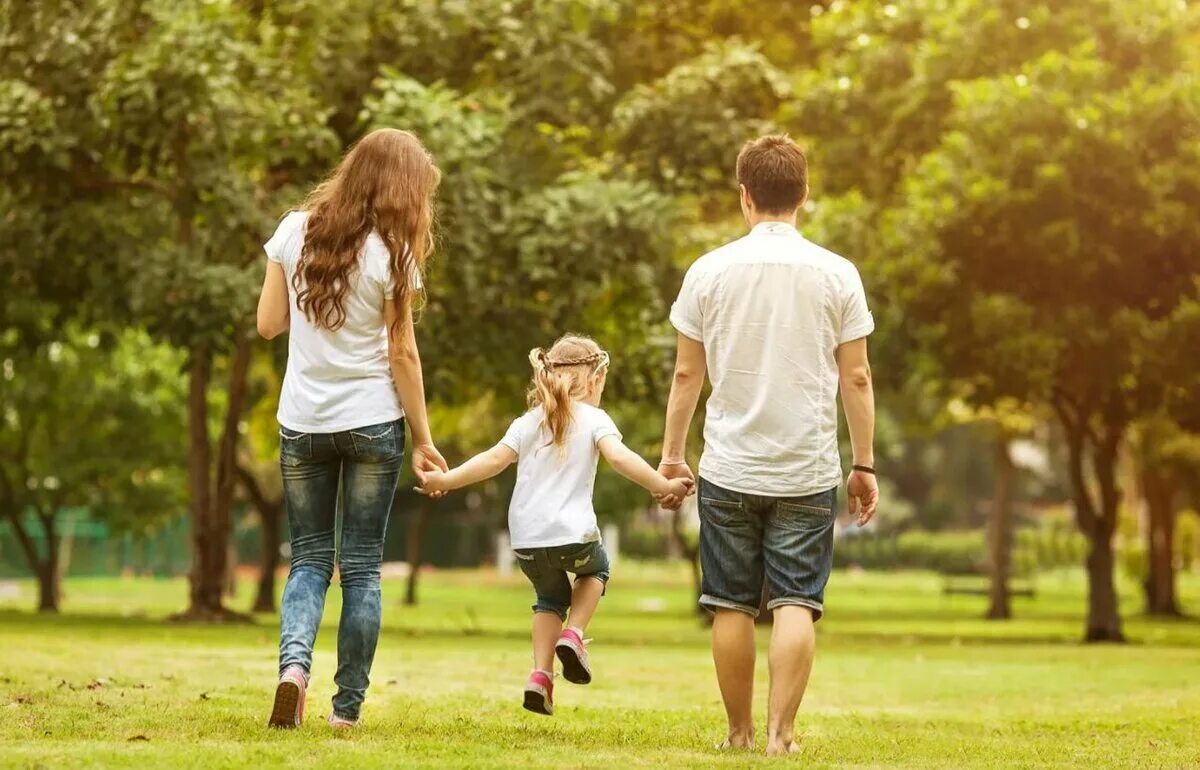 Семья на прогулке. Семья гуляет в парке. Дети в парке. Счастливая семья на прогулке.