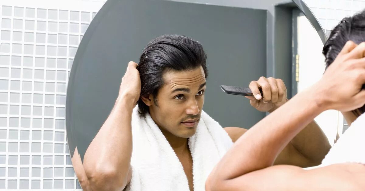 Мужской уход за волосами. Мужчина причесывается. Здоровые волосы у мужчин. Мужчина расчесывается. Мужчина причесывает волосы.