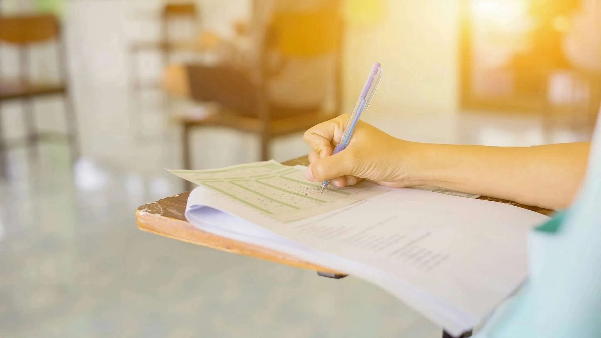 T m exam. Письменный экзамен. учитель в бумагах. письменная форма. картинка exam.