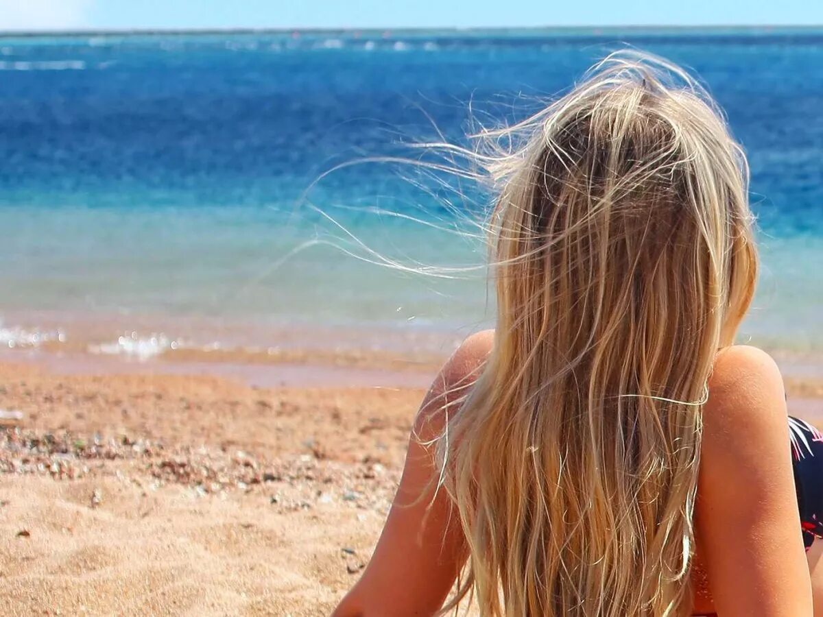 Beached blonde. Блондинка со спины. Волосы летом. Блондинка с длинными волосами на море. Красивые волосы летом.