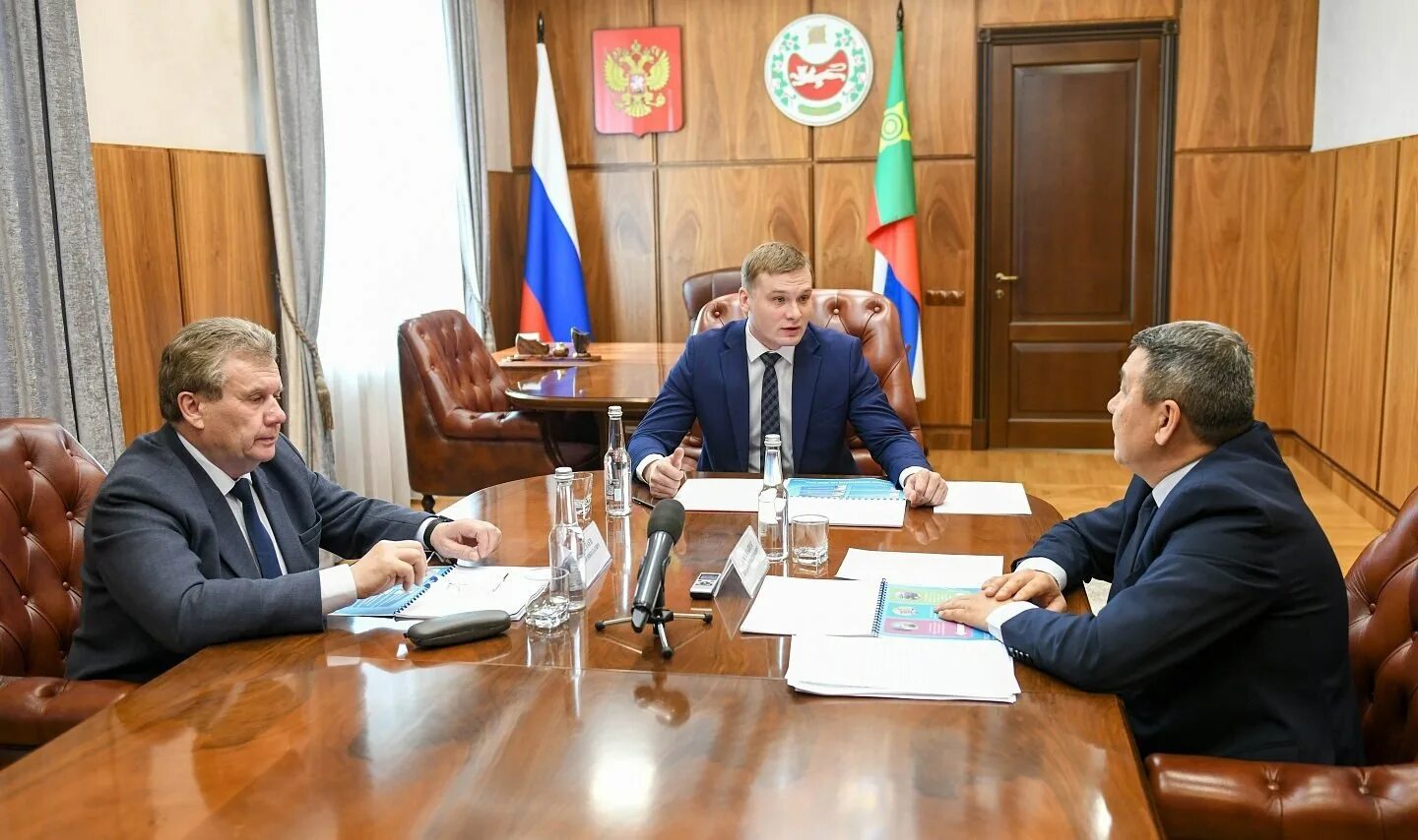 Главе республики хакасия председателю правительства республики хакасия. Главе республики хакасия председателю правительства республики хакасия. Главе республики хакасия председателю правительства республики хакасия. Глава республики хакасия с 15 ноября 2018 года. Правительство губернатор хакасия.
