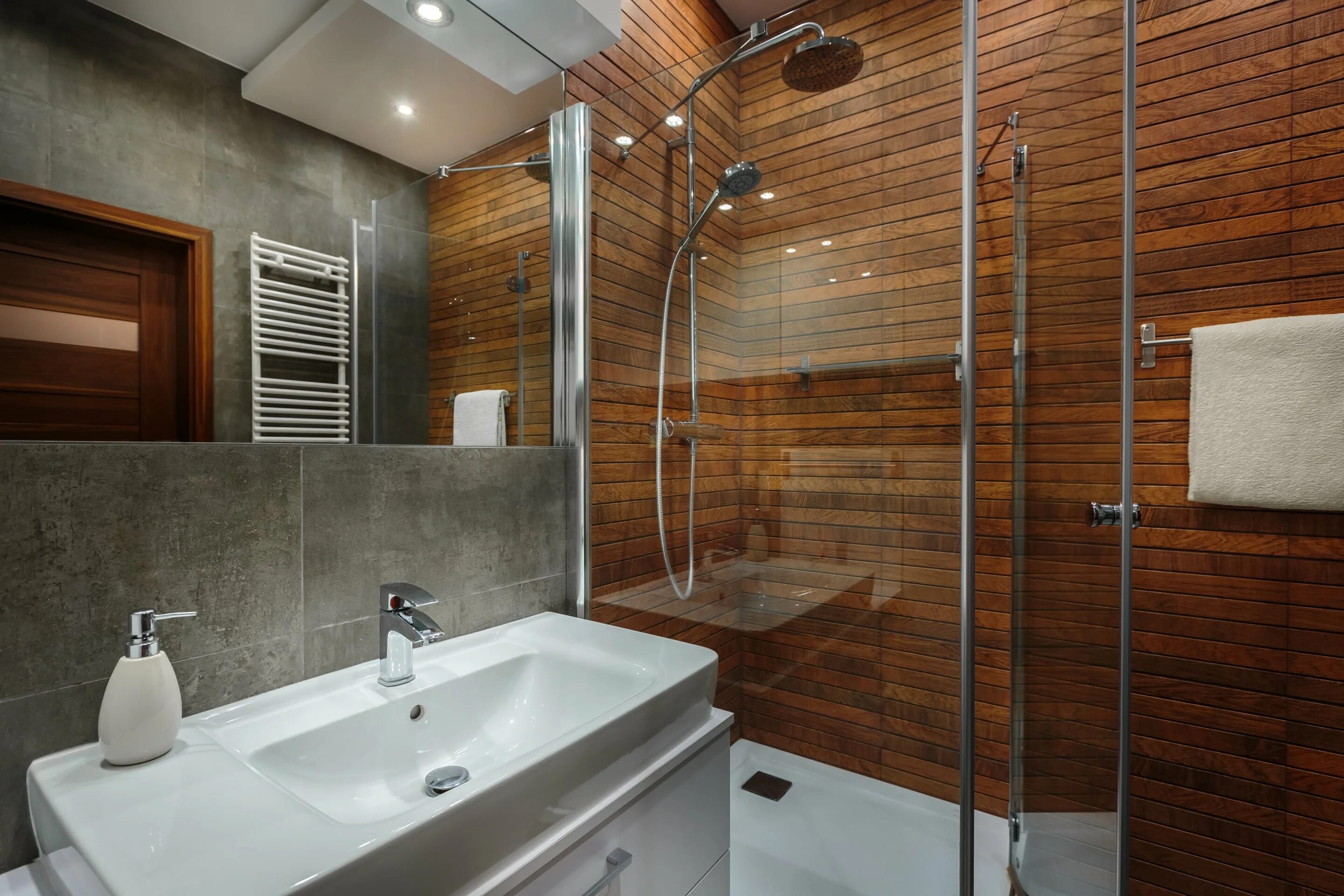 Теплые стены в душе. Ванная комната с душем. Отделка ванной под дерево. Интерьер душевой комнаты. Душевая комната с элементами дерева.