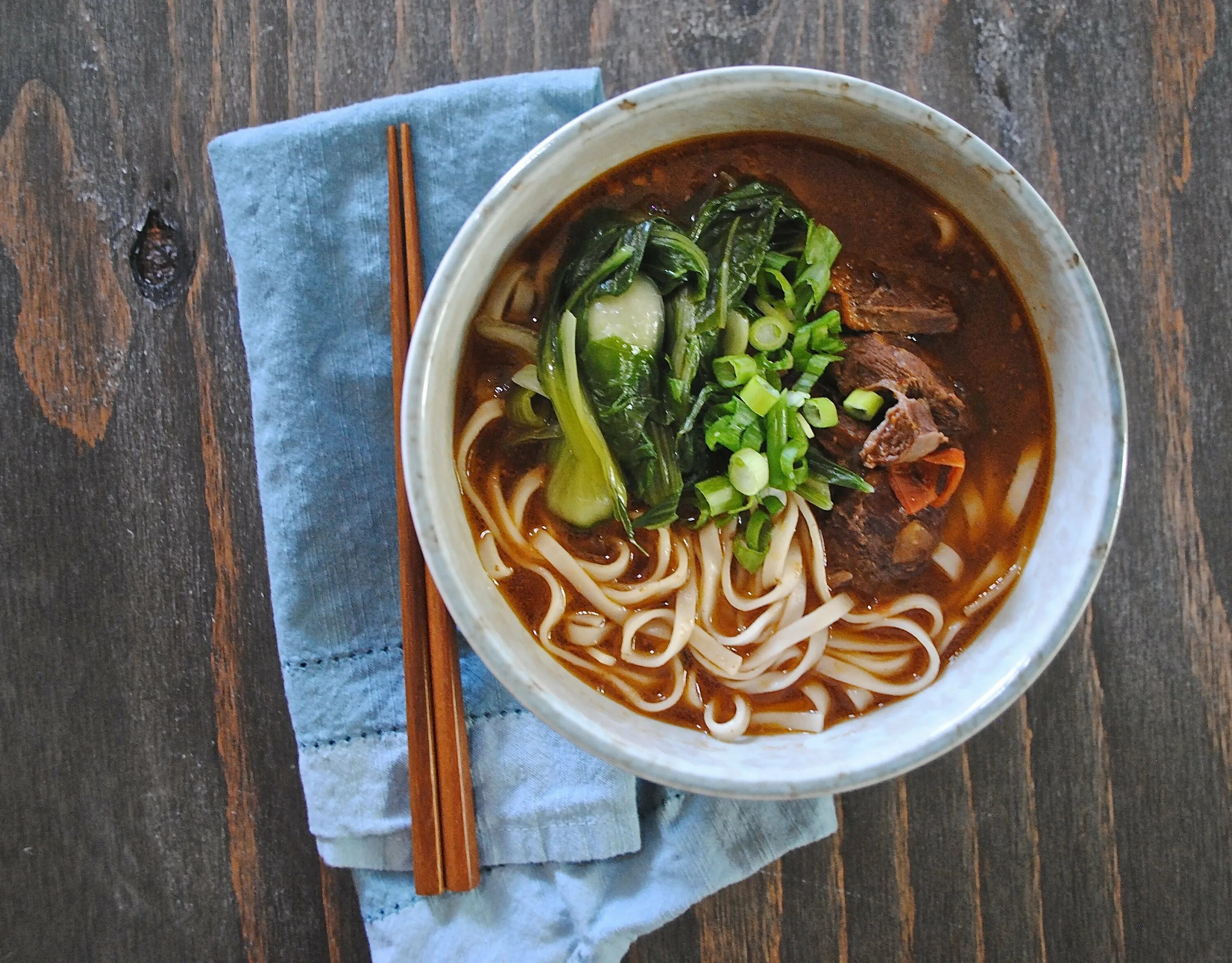 Говяжий суп с лапшой. Китайская лапша Beef Noodle. Китайский суп «лапша Вонтон». Суп лапша с говядиной. Китайский суп с лапшой и говядиной.