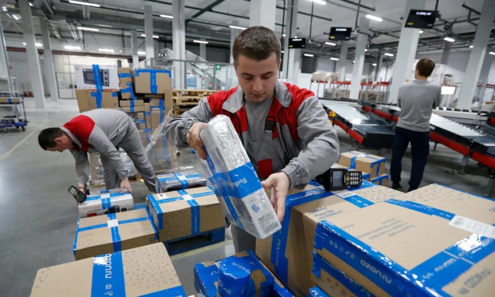 Озон подработка на складе. Склад озон воронеж. Комплектовщик ozon. Комплектовщик озон. Озон подработка на складе.