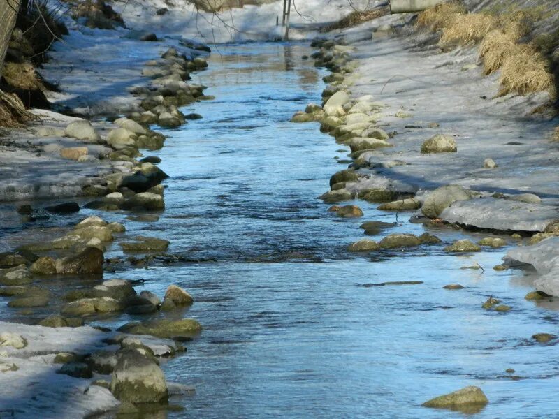 Ручей весело бежал. Ручей. Весенние ручьи. Ручей в городе. Весенний Ручеек.