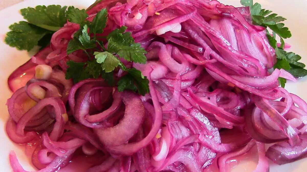 Мариновать лук в уксусе быстрый рецепт как. Маринованный красный лук. салат с красным луком. маринованный красный лук к шашлыку. шашлык с луком.