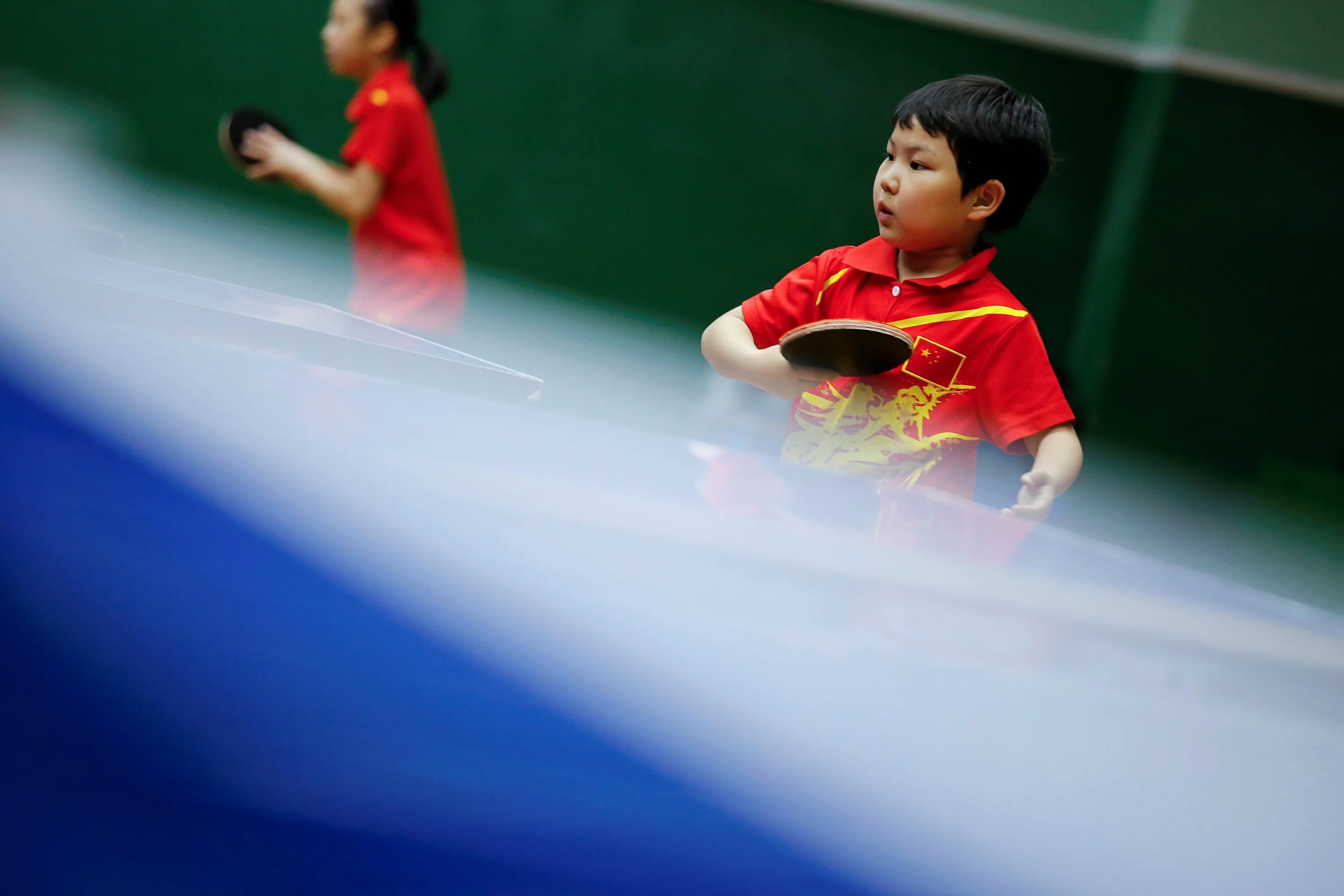 Настольный теннис тренировки детей. Китай спорт дети. Детские спортивные школы Китая. Пинг понг. В школе в Китае. Тренировки детей Китай.