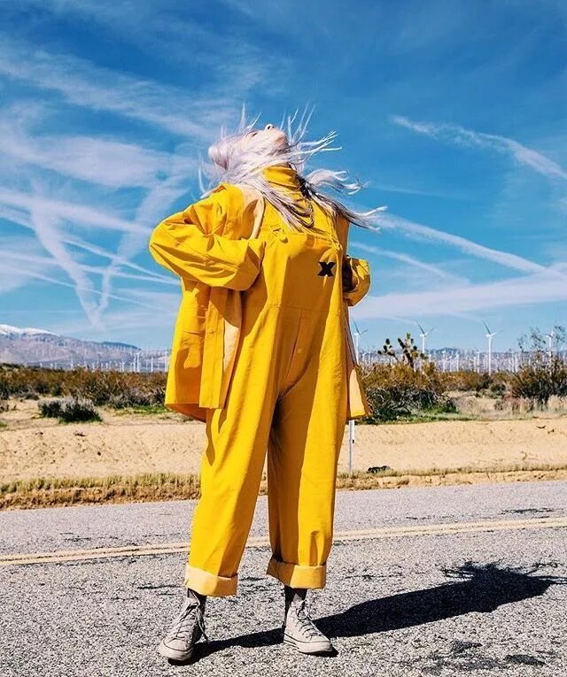 Снуп дог на кабриолете. Клип где желтый. Клип девушки танцуют. Bebe rexha 2022. Певица поющая в пустыне.