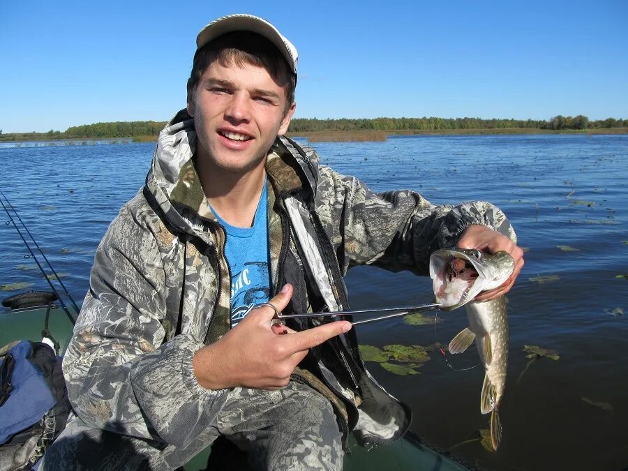 Клев чебоксары. Рыбалка клев. Место клёва рыбалка. Клев клюв. Клёв Кровавый.