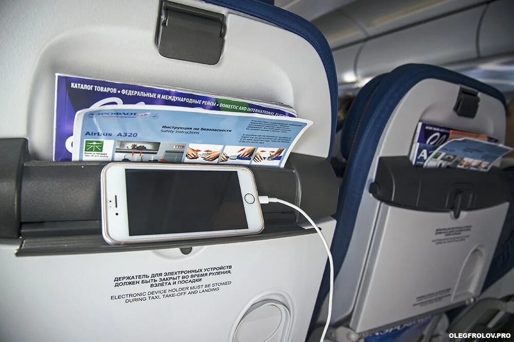 Зарядка для телефона в самолете. Boeing 777-300 transaero салон. Розетки в самолете. Розетки в самолете. Розетки в самолете.