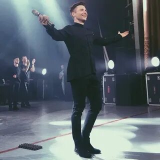 Певец спел
