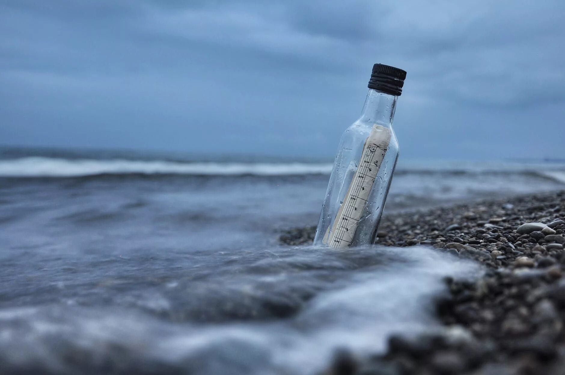 В бутылке закрытой крышкой находится вода. Бутылка с посланием в море. Послание в бутылке. Море в бутылке. Бутылка с запиской в море.