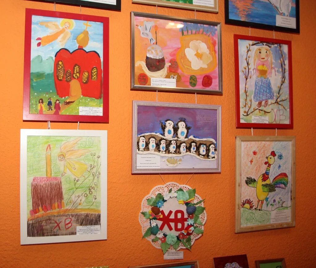 Выставка 22 апреля. Выставка рисунков к Пасхе в детском саду. Стенд к Пасхе в детском саду. Рисунок на выставку красная Пасха. Украсить стенд к Пасхе.