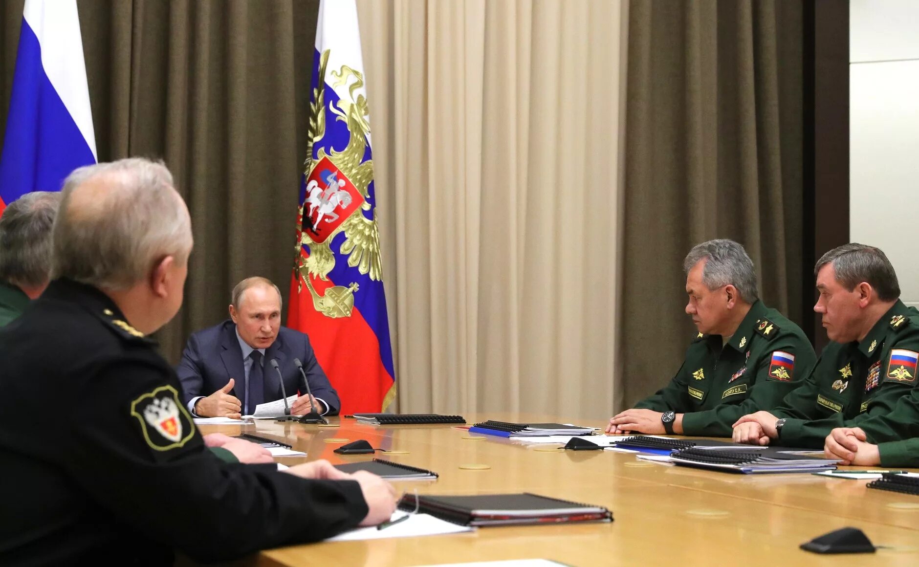 Встреча министра с военкорами. Люди на совещании. Встреча министра с военкорами. Встреча с журналистами. Встреча президента и военнослужащих.