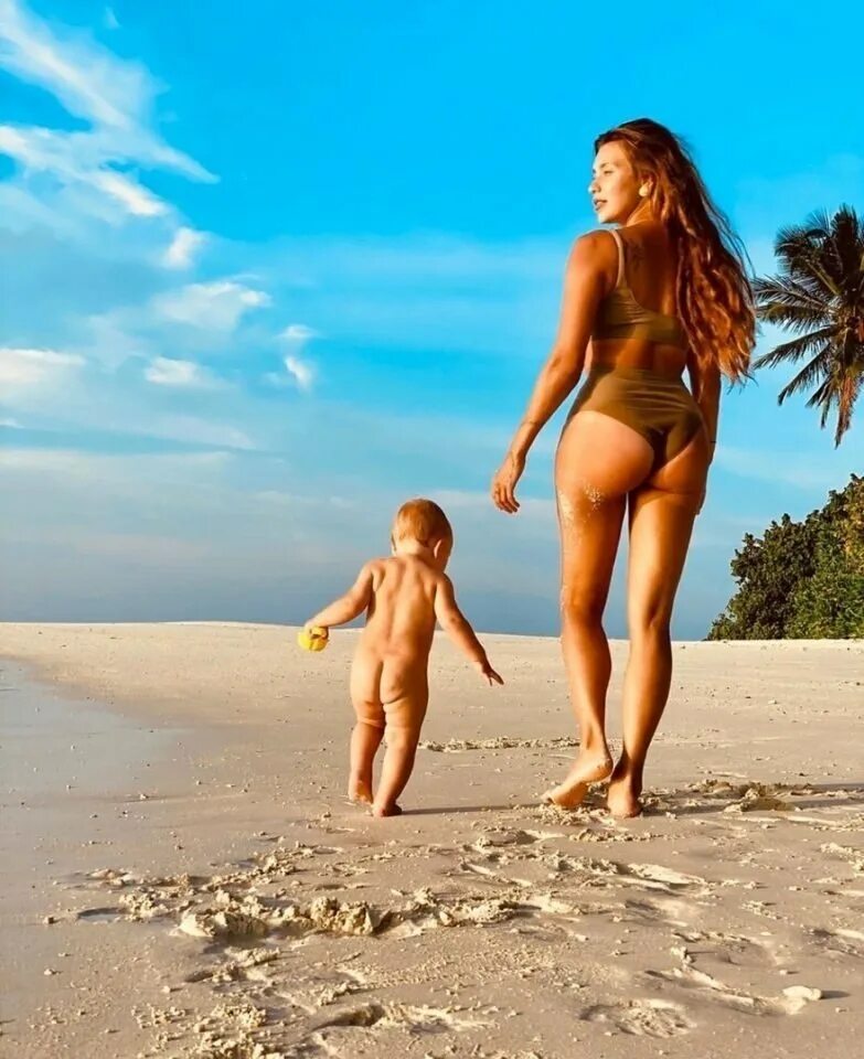 Показала маленькому мальчику. Русскую порнушку с мамками. Папа и сын. Молодая мама с большой попой. Старший брат бьет младшего брата.