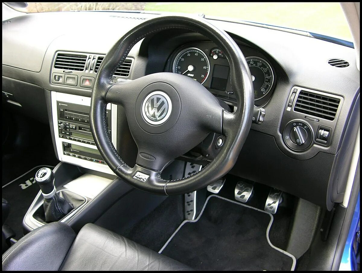 Volkswagen правый руль. Golf 4 r32 салон. Golf r32 mk4 салон. Golf 4 r32 Interior. Volkswagen Golf 4 r32 салон.