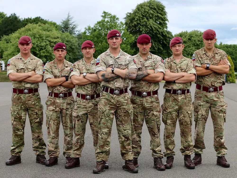 Форма британия. Parachute Regiment British Army. Современная Британская армия. Форма британской армии. Форма британской армии современная.