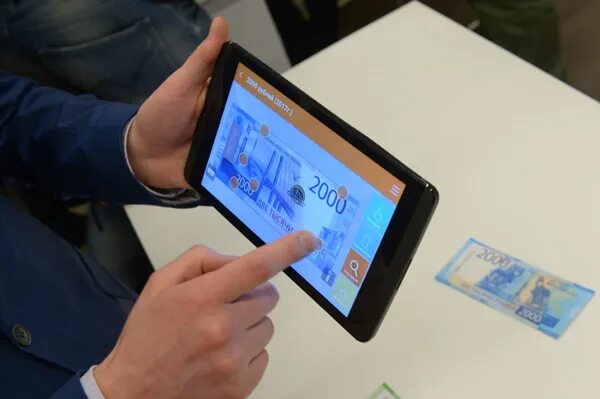 Как проверить 2000 купюру на подлинность в домашних условиях. Проверка купюр на подлинность приложение. Проверить купюры смартфоном. Купюра 2000 3д. Купюра 2000 рублей.