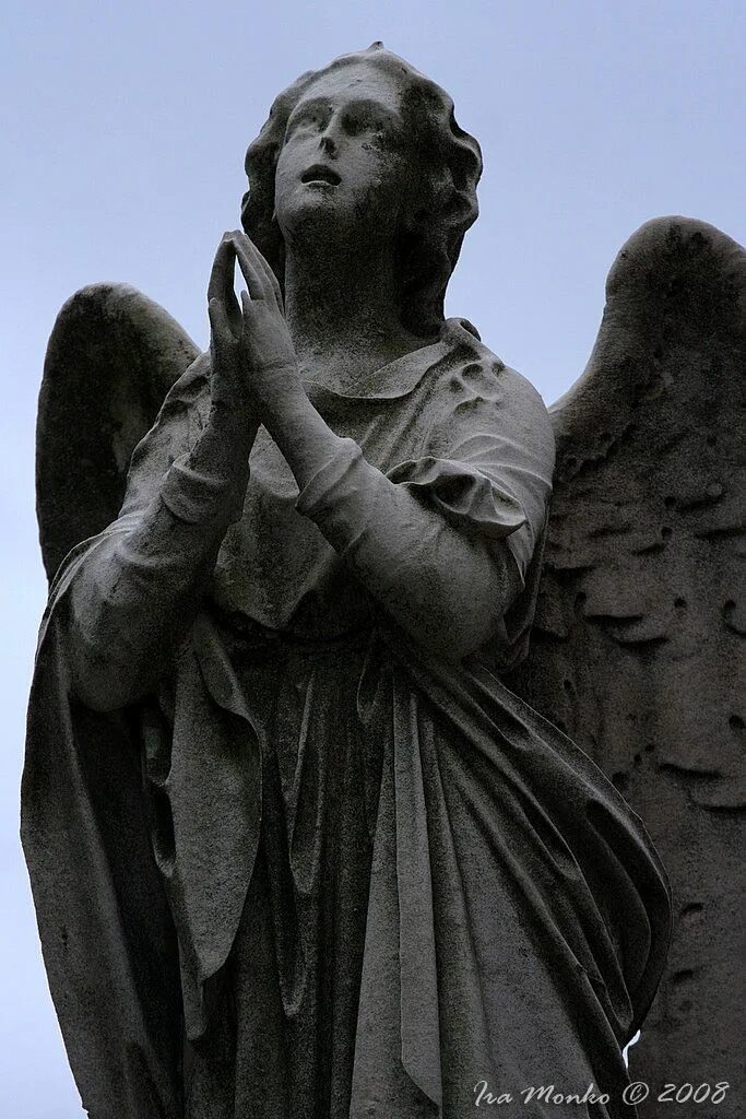 Статуя девы марии молящаяся. Молящаяся статуя. Дева мария ангел статуя. Молящаяся скульптура. Статуя девы марии.