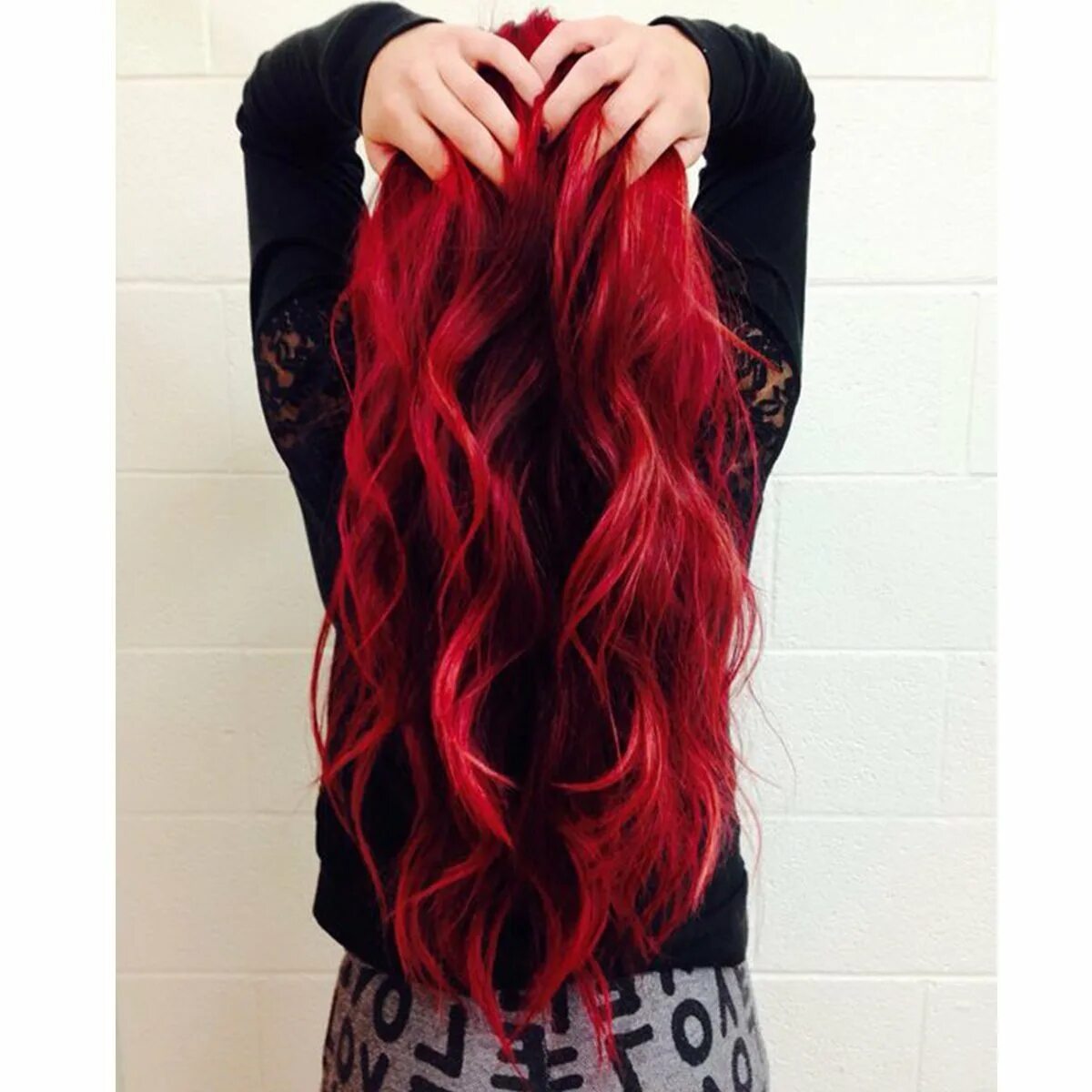 Черно красные волосы. Девушка с красными волосами. Красный цвет волос у девушек. Красные волосы со спины. Черно красные волосы длинные