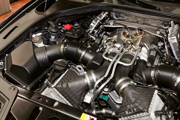 Сколько остывает двигатель. BMW m5 f10 мотор. BMW m5 f10 engine. S63 мотор BMW. Двигатель БМВ 4.4 s63.