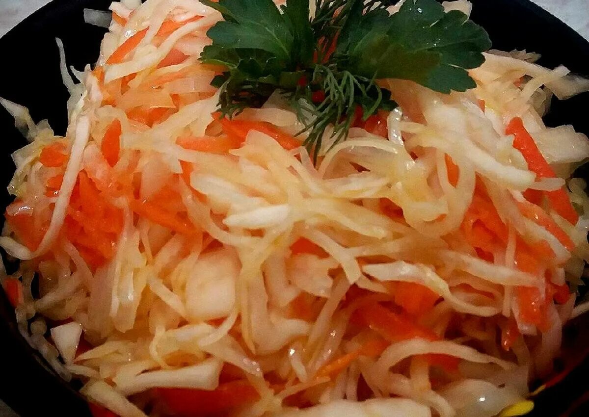 Капуста квашеная рецепты быстрого приготовления. Маринованная капуста. Капуста квашеная с морковью. Кислая капуста. Быстрая квашеная капуста.