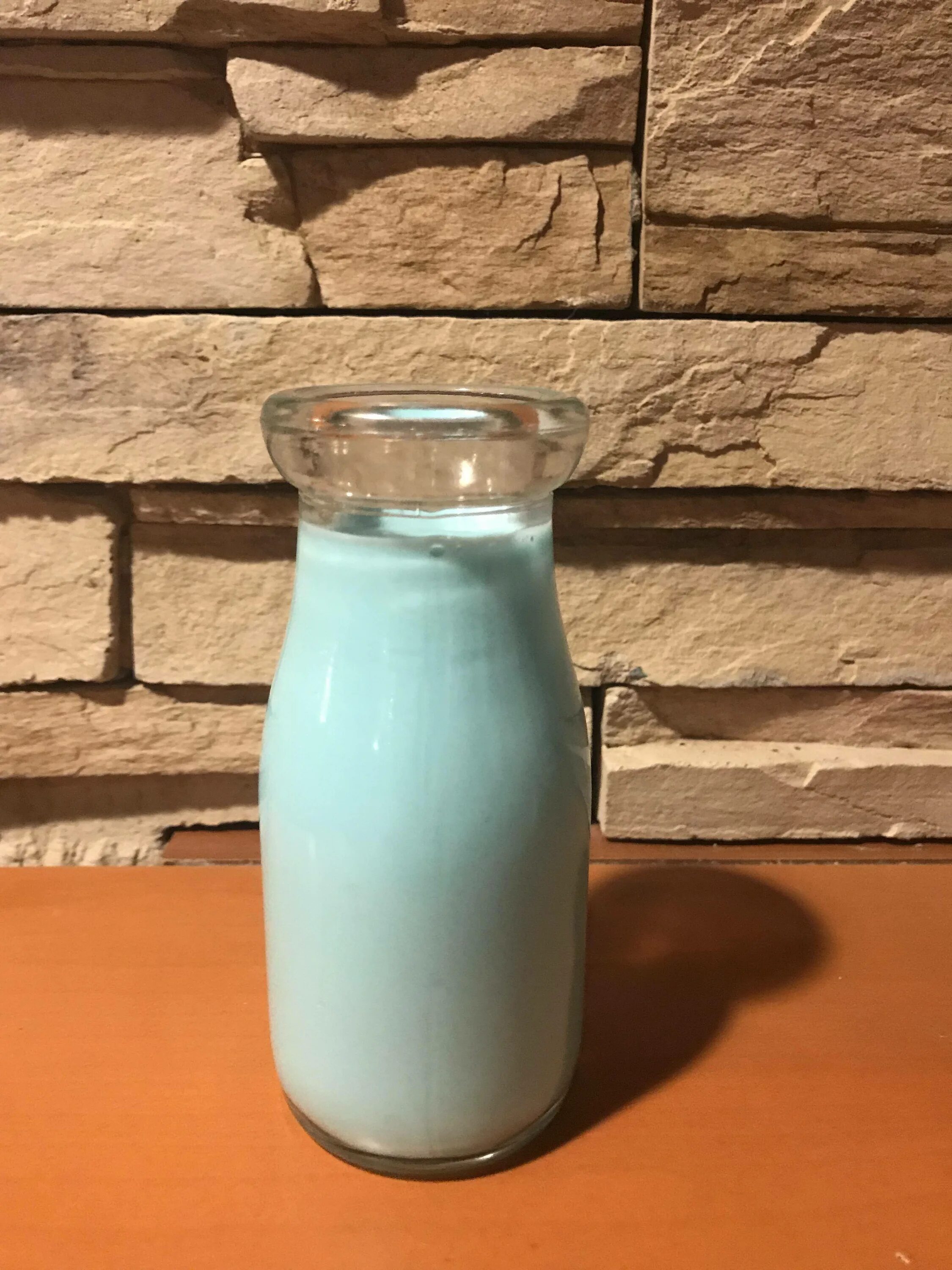 Почему молоко голубое. Голубое молоко. Молочно голубой. Молоко с голубоватым оттенком. Голубое молоко Татуин.
