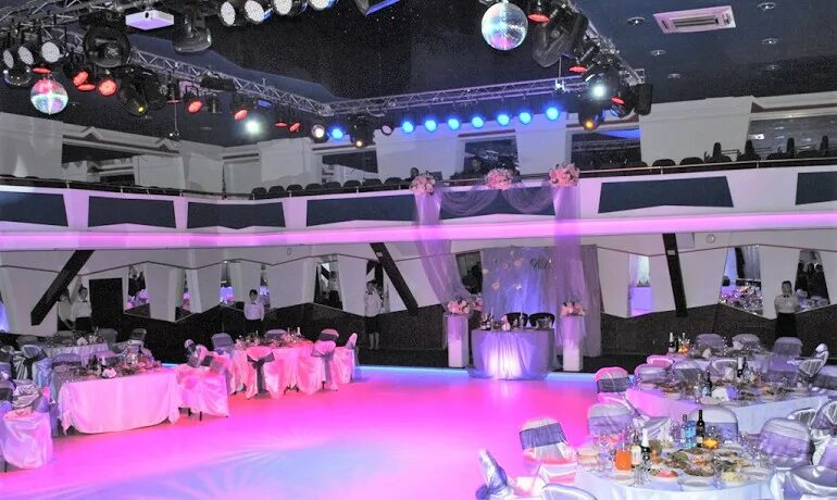 Location: Банкетный зал KORZO PLACE Decor: Оформление свадьбы и декор "Пазл" Там
