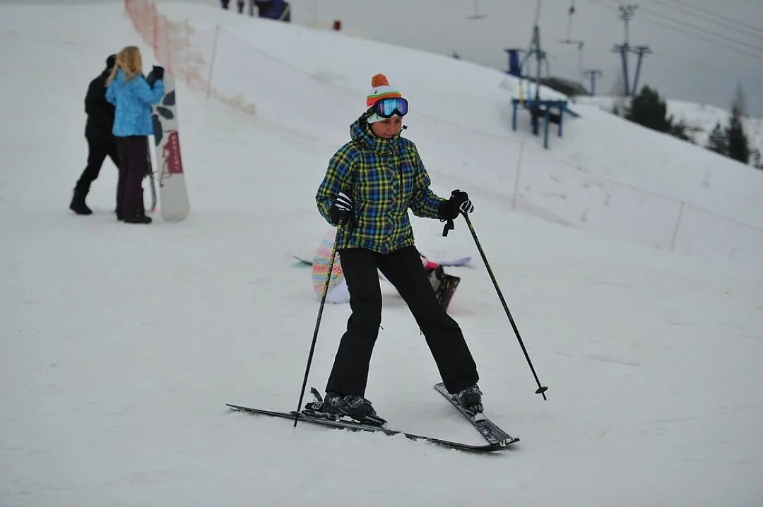 сноубординг девушки. сноуборд. сноуборд. лыжи или сноуборд для новичка. сноубординг.