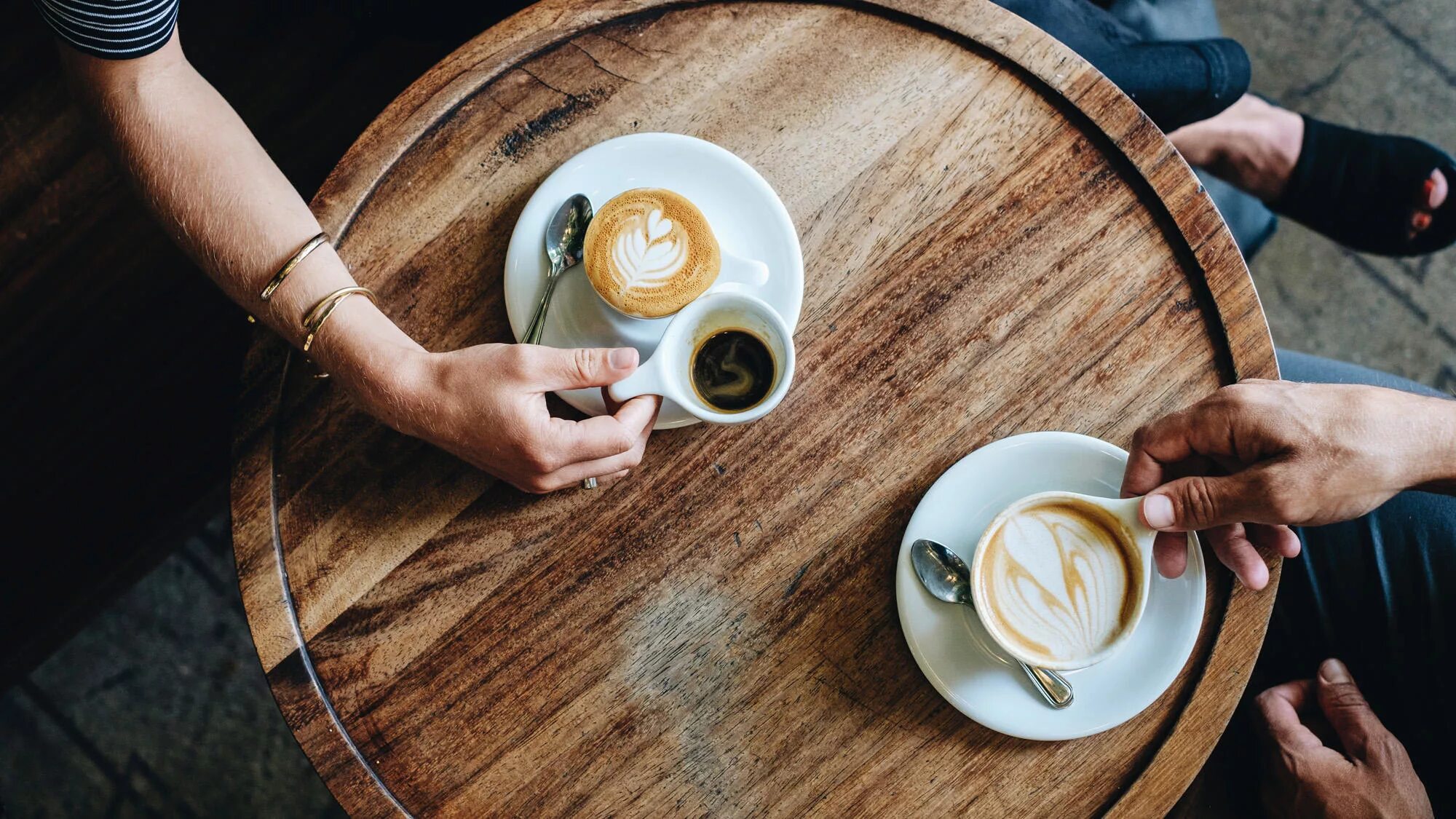 Кофемашина и кофе. Эспрессо машина. Подача кофе в кофейне. Профе кофе. Кофе.