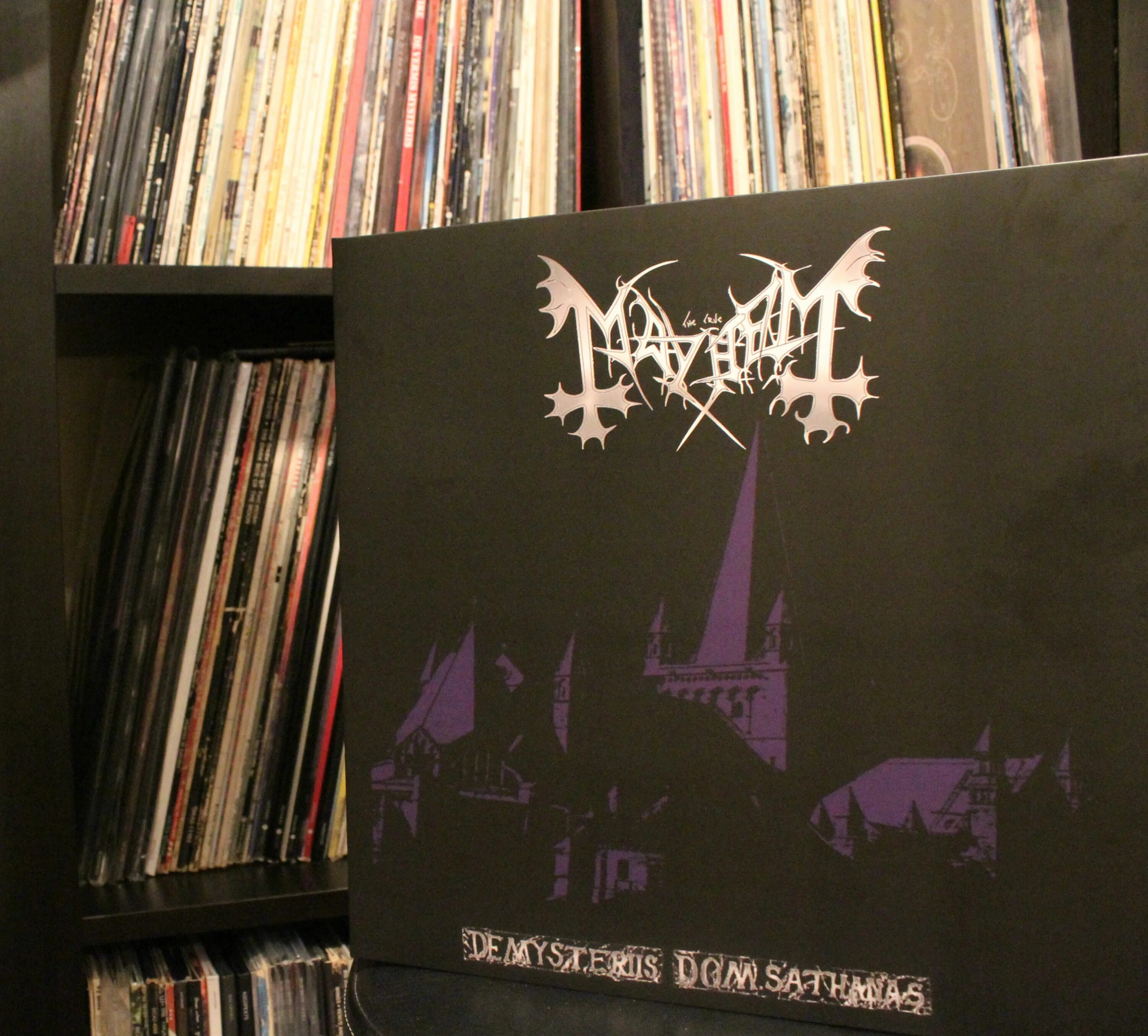 De mysteriis dom. Mayhem de mysteriis dom sathanas. mayhem обложка de mysteriis. 1994 - de mysteriis dom sathanas. mayhem de mysteriis dom sathanas альбом.