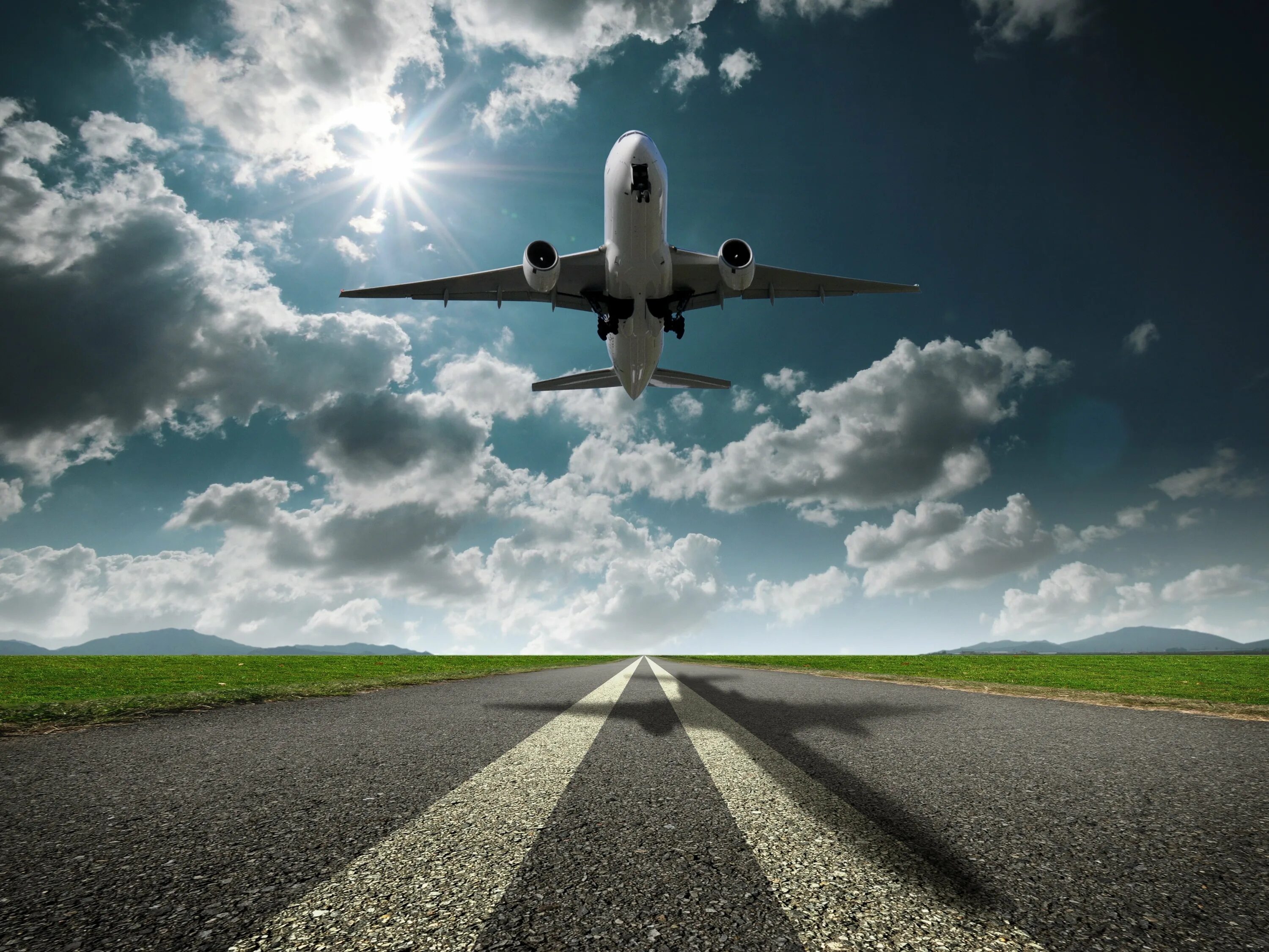 Самолет взлетает. Plane take off. Taking off of aircraft. Аэропорт гисборн новая зеландия. Самолет на взлетной полосе.