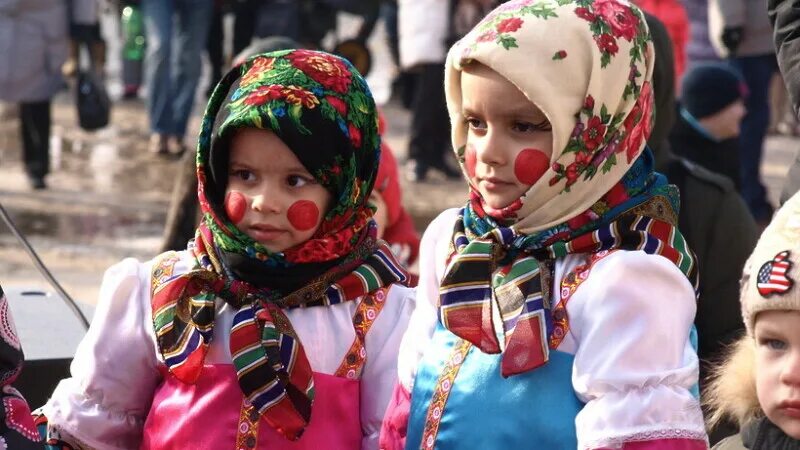 Платок на Масленицу. Плотки на маслерицу. Детский платок на Масленицу. Пдатуи на Масленицу.