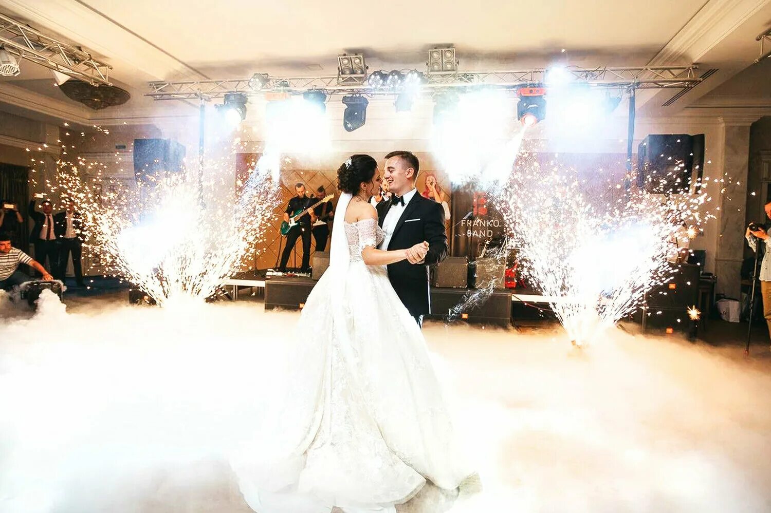 Танец жениха и невесты. Танец молодоженов под. Первый танец молодоженов. Свадебный танец жениха и невесты. Свадебный танец.