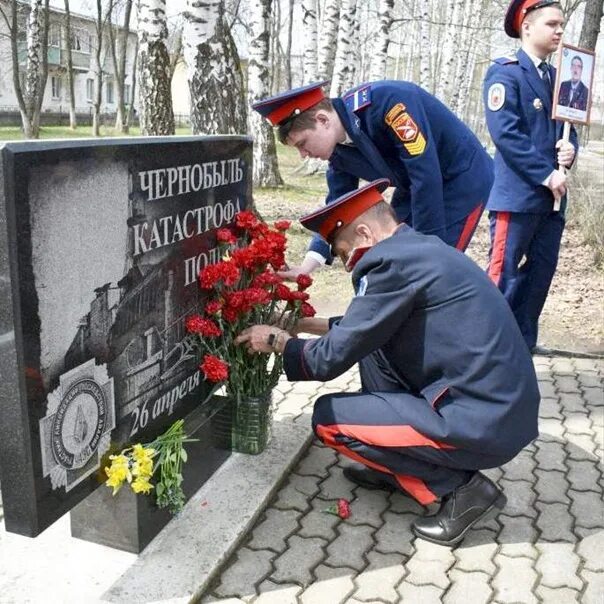 Вдовы чаэс. Памятник ликвидаторам ЧАЭС. Мемориал ликвидаторам Чернобыльской аварии. Памятник Чернобыльской катастрофе. Памяти чернобыльцев.