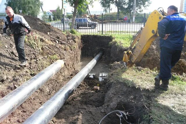 Метод прокола водопровода. Бестраншейная прокладка труб. Прокол грунта бестраншейная прокладка. Горизонтальное бурение для прокладки водопроводных труб. Бестраншейная прокладка коммуникаций проколом.