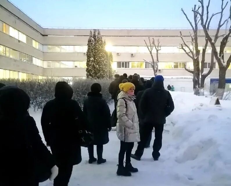 Очереди в больницах пермь. Очередь в больнице. Ночлежка на боровой 112. Красная зона в поликлинике. Очередь в зоне.