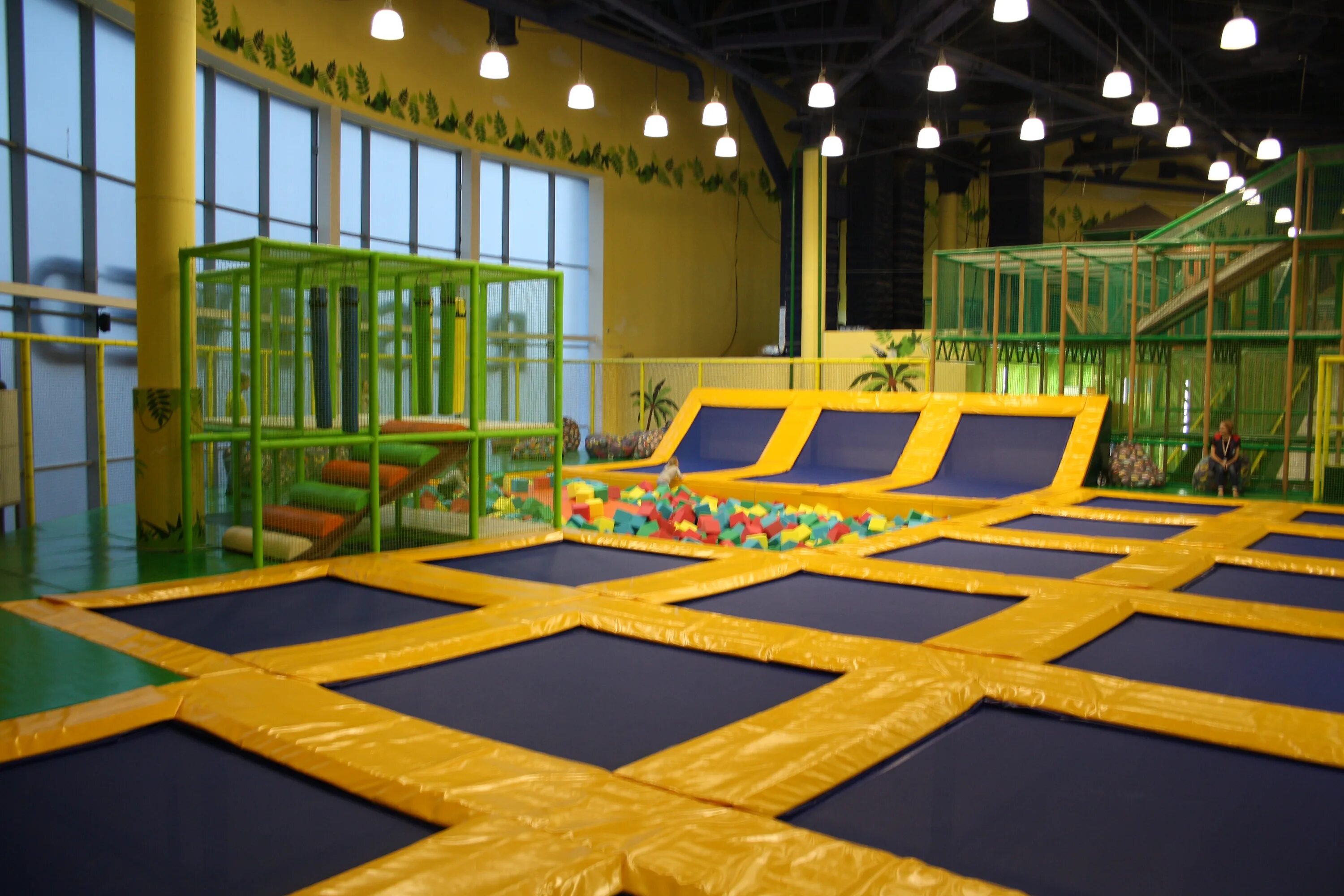 Батутный центр небо шадринск. Централ парк лабиринт батуты. Курск батутный центр мегагринн космос. Батутный парк седьмое небо. 7 небо батут пенза.