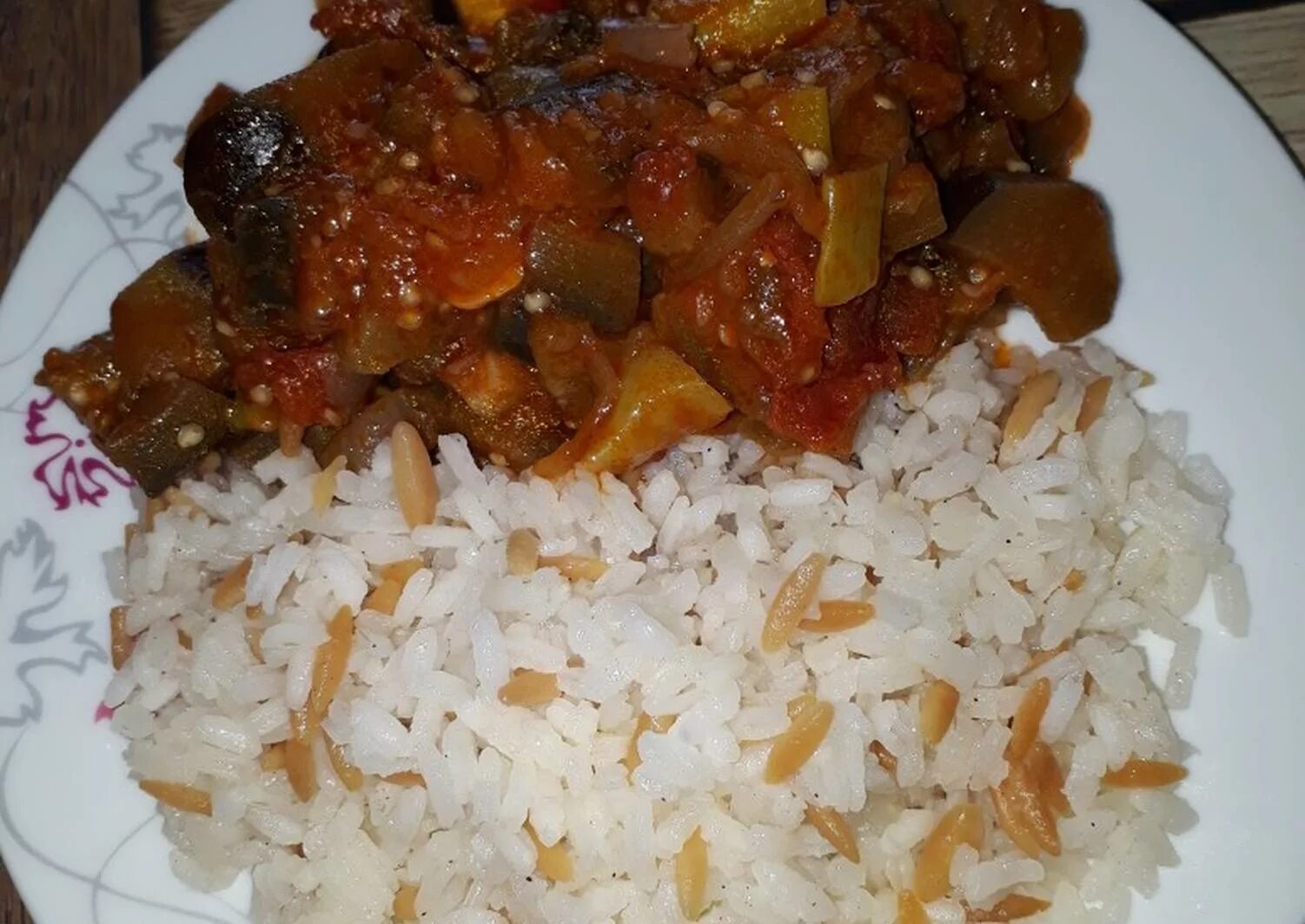 Какой подлив сделать к рису. Рис с подливкой. рис с мясной подливкой. рис с мясом и подливкой. подлива для риса с мясом.