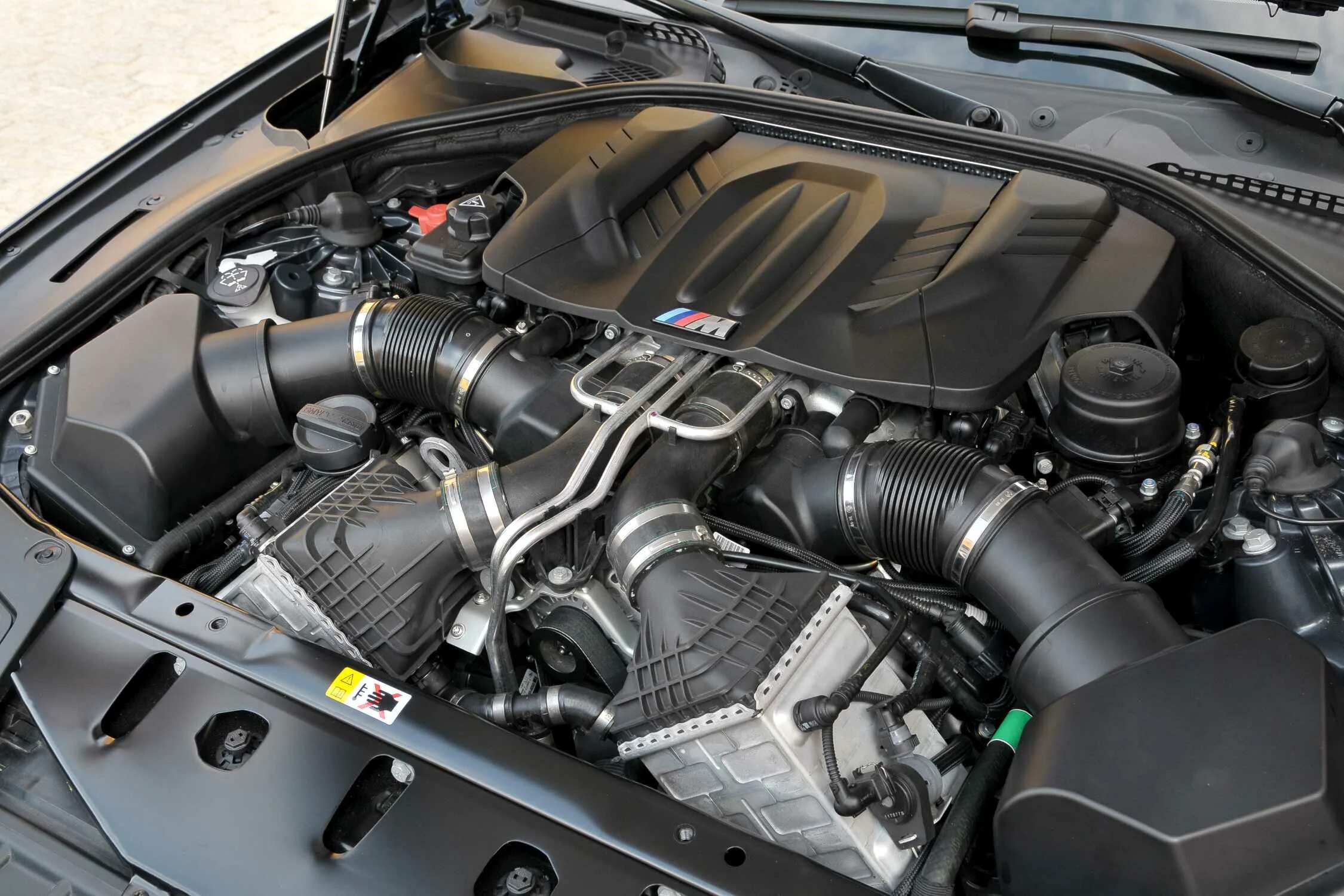 М5 какой мотор. BMW m5 f10 мотор. BMW m5 f10 engine. БМВ м5 ф10 мотор. BMW m5 f90 мотор.