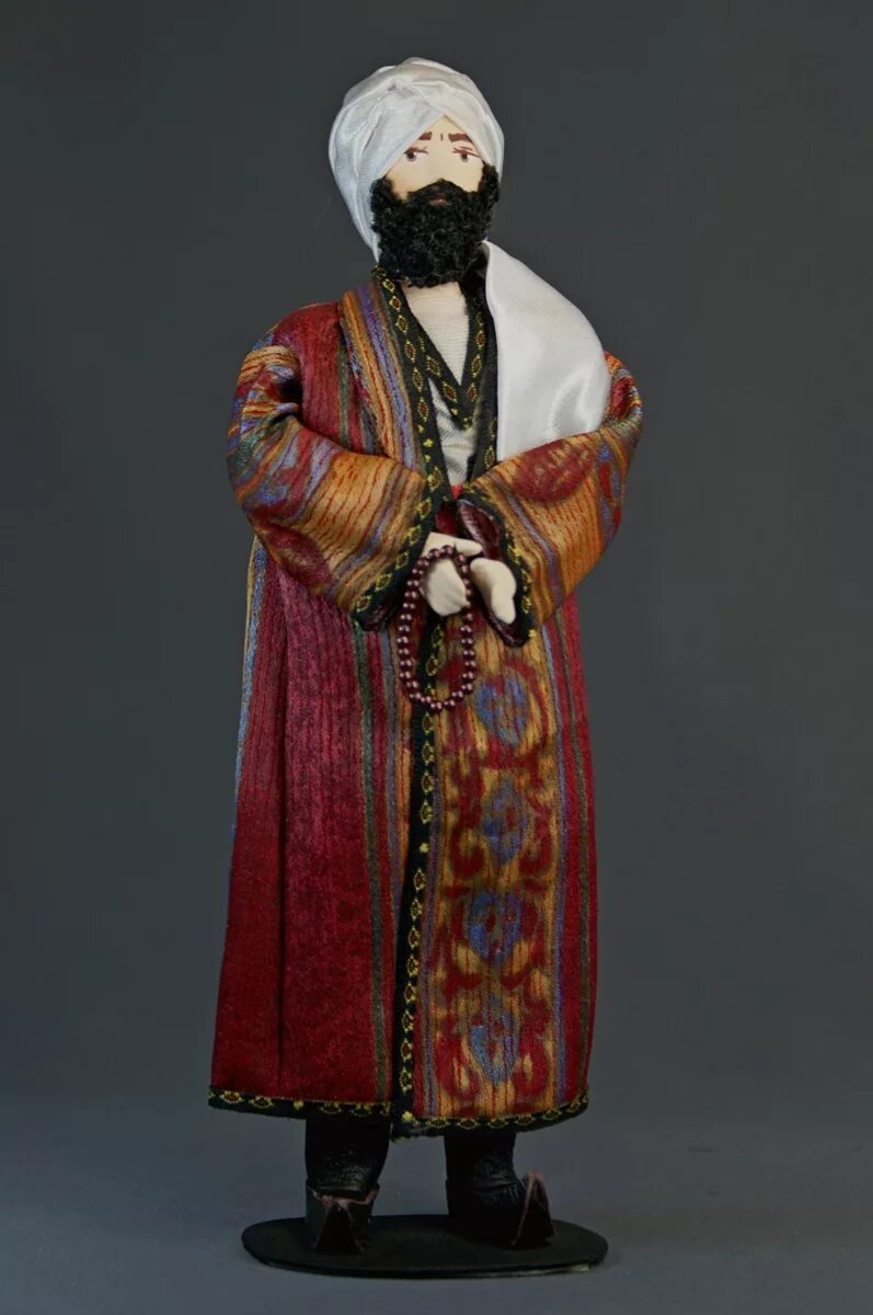 Мужчина на узбекском языке. Узбекские куклы национальные. Узбекский народный костюм. Узбекский костюм мужской. Кукла в узбекском национальном костюме.