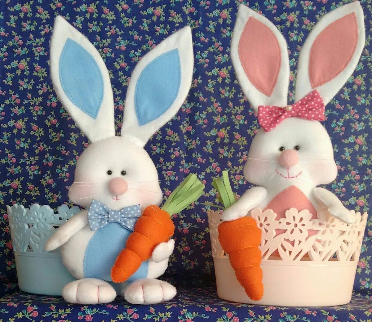 новогодняя поделка кролик. мягкая игрушка кролик своими руками. сделать новогоднего зайца. фетровый зайчик. пасхальный заяц из полотенца.