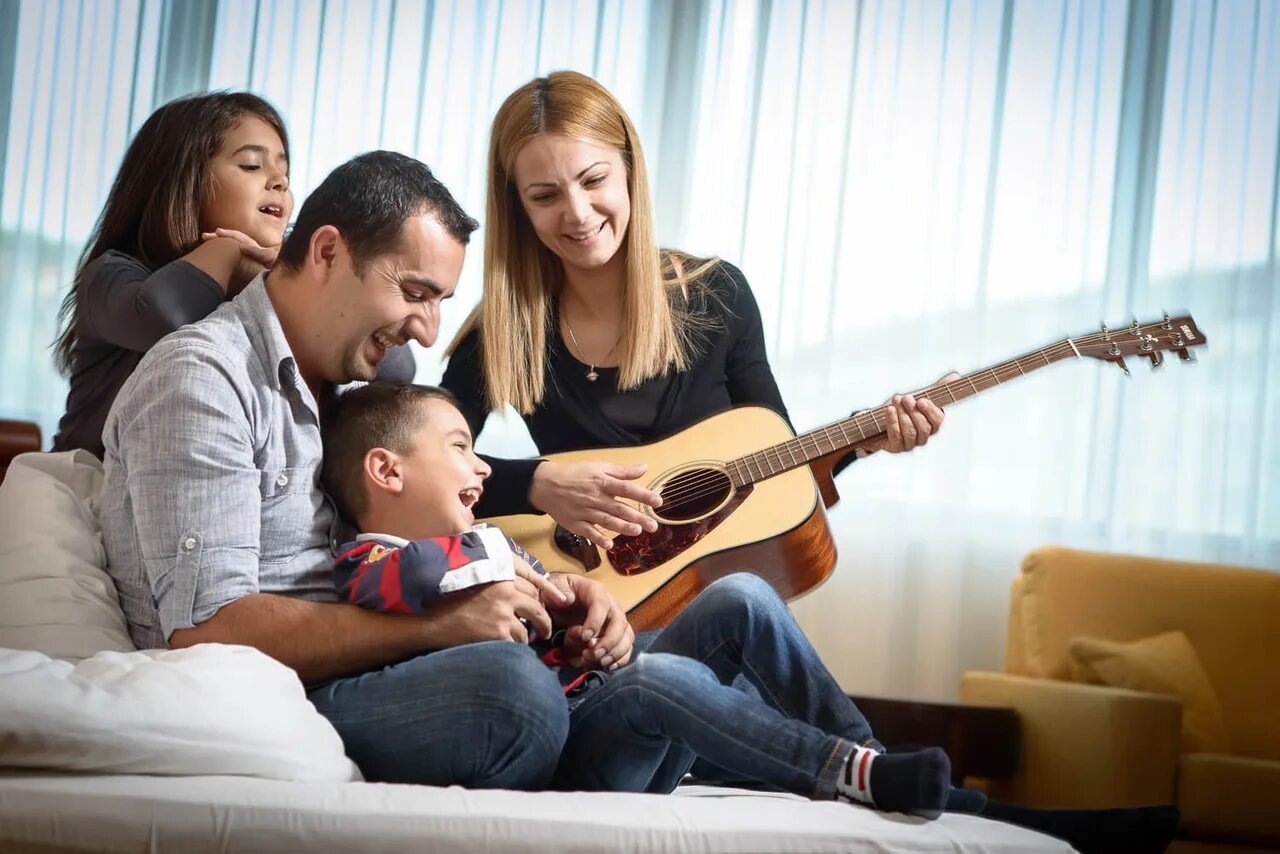 Современная семья. Семья в современности. Духовное общение в семье это. Досуг современной семьи. Singing family