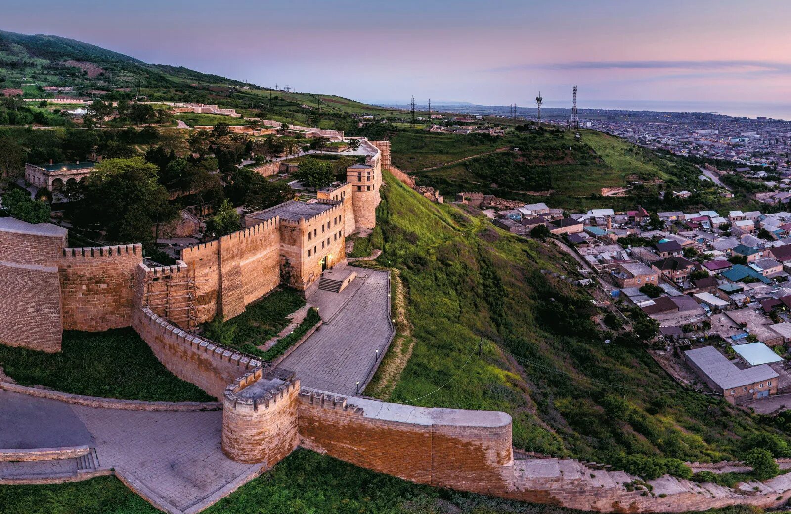 столица города дербент. дагестан дербент 2022 год. мамедбекова улица дербент 2000. республика дагестан город дербент. нарын-кала дербент.